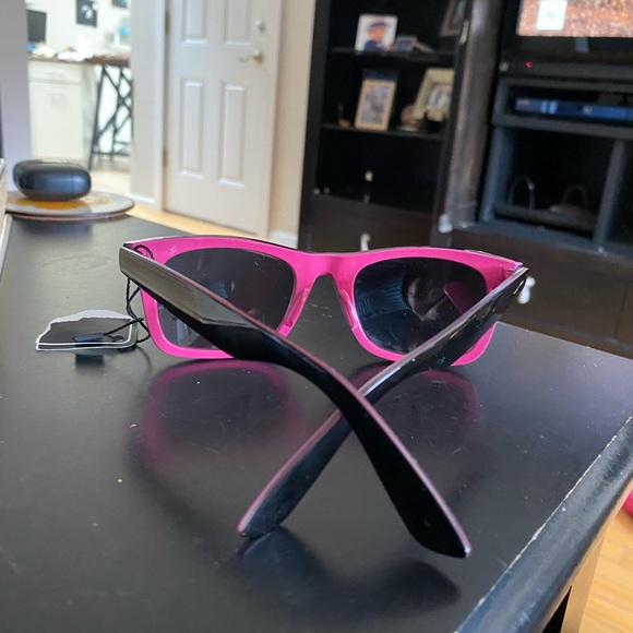 Classic Vintage-Vibe Rectangular Sunnies, NWT, Black & Pink - Picture 3 of 5